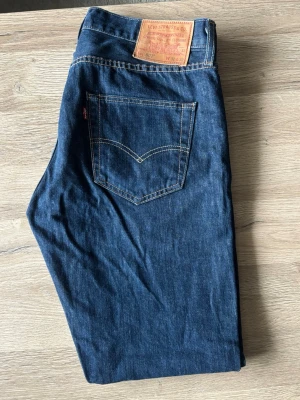Levi's 501 herr - Mörkblå Levis jeans i fint skick. Modell 501 storlek 32/32. 