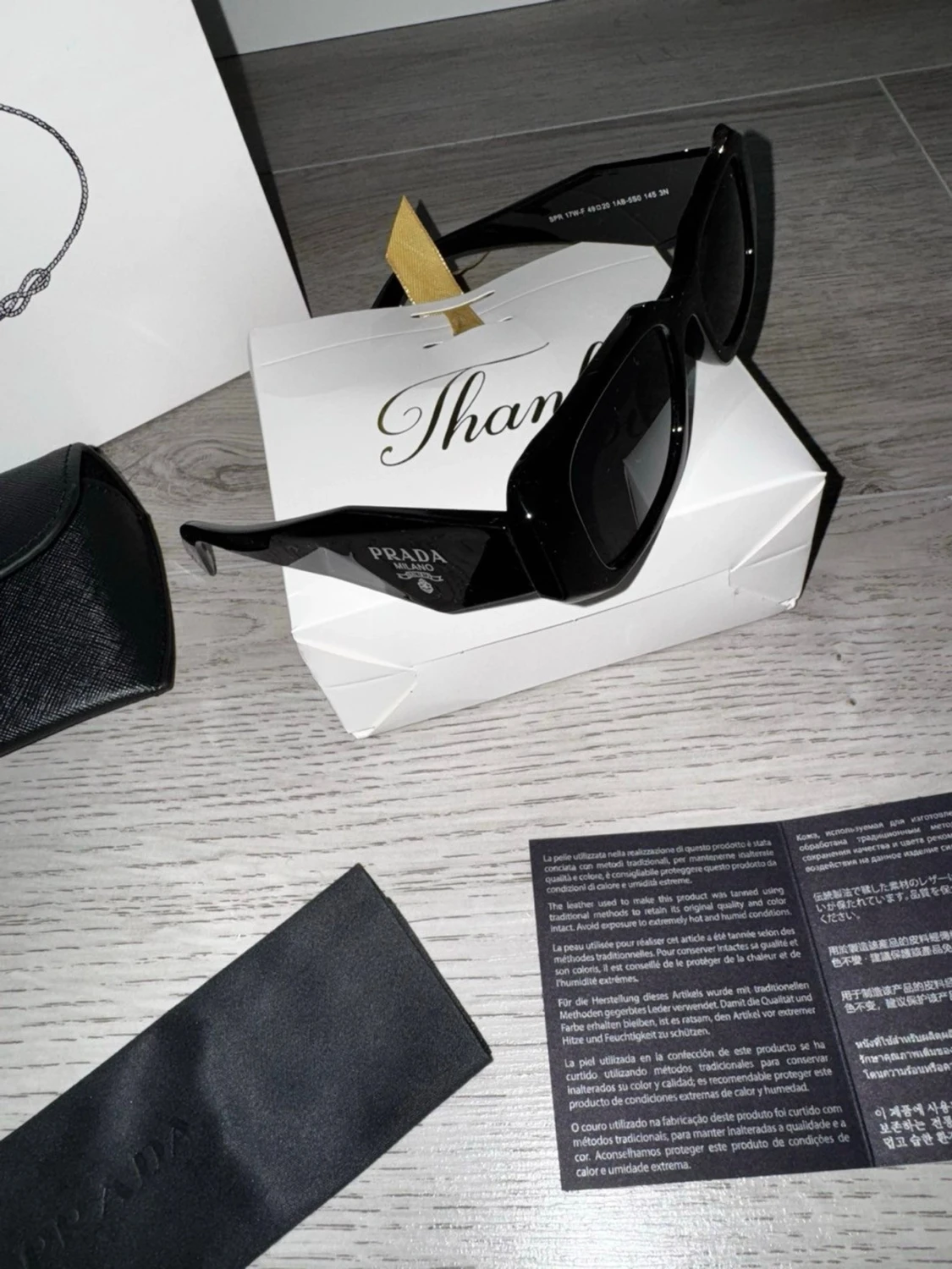 Svarta solglasögon från Prada - 2