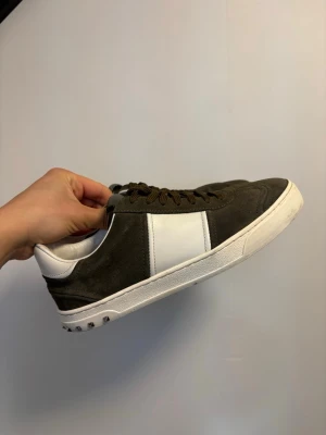 Mörkgröna valentino flycrews - Snygga flycrews i den sköna mörkgröna färg. Skorna är i toppen skick! Storlek 40.5 men passar lite större