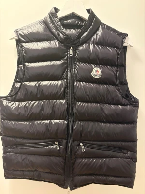 Svart dunväst från Moncler - Säljer min moncler gui då den blivit för liten, allt på bilden medföljer 