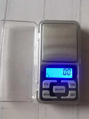 Mini elektronisk köksvåg - Kapacitet: 500g. Noggrannhet: 0,1g. Produkten kommer inte med ett batteri,  du behöver 2st AAA-batteri för att den ska fungera som den ska. (#194)