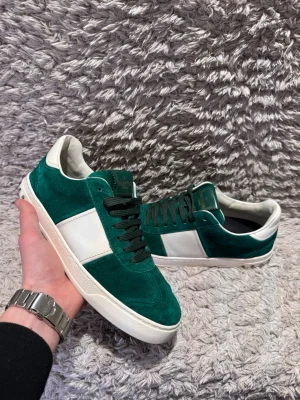 Valentino Flycrew Skor - | Skick: 10/10 | Färg: Grön och Vit | Vad inkluderas: Enbart skorna | Nypris: 7 200kr |