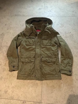 Abercrombie fitch vintage jacka  - Säljer denna sjukt feta jacka som har ett sjukt bra skick utöver en liten skada som syns på bild 2. Tveka inte på att ställa frågor 