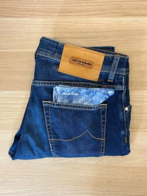 Jacob Cohën Jeans | Nick slim - Tvärfeta Jacob Cohën ”Milano” jeans | Modell: Nick slim | W32/L31 | Defekter: Nej, OBS! Jeansen är upplagda men har originalsöm | Midja: 42 cm | Längd: 101 cm | Innerben: 78 cm | Måttavvikelser +-1 cm | Modellen är 175 cm och väger 70 kg | Tveka inte att kontakta mig vid frågor😁