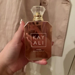 Kayali Utopia Vanilla Coco parfym - Lyxig parfym från Kayali i doften Utopia Vanilla Coco. Perfekt för dig som gillar söta och varma doftnoter med inslag av vanilj och kokos. Helt ny!🎀🍨🥥