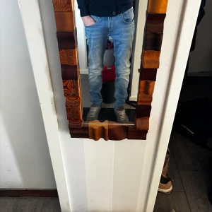 Replay anbass slim  - Replay anbass slim köpta för 5 månader sen. De är storlek 32 28 men är lite för stora för mig. Samt ett hål vid bak fickan 