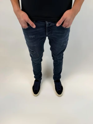 Dondup Jeans George - Dondup Jeans George! Trendigaste jeansen på marknaden.  Ny pris= 4000 kr Säljs för= 799 kr (Modellen har original slitningar från fabrik vilket är väldigt eftertraktat och populärt)