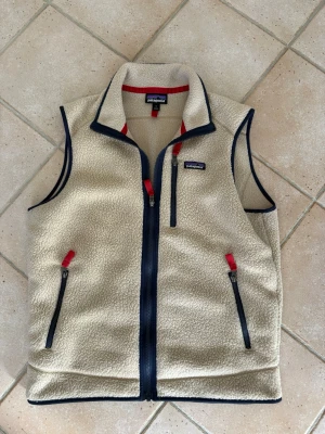 Patagonia fleece väst -  Beige Patagonia fleece väst| storlek M| mycket bra skick| 699kr| perfekt inför våren!