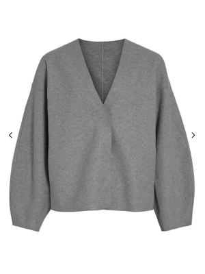 Grå oversized vårjacka - Grå supersnygg oversized vårjacka storlek 38. Jackan har vida ärmar och är tillverkad i ett mjukt, filtliknande material. Brukar vanligtvis ha storlek S-M och denna passar perfekt både med eller utan tjockare tröja under🥰 Skriv för frågor och bilder💕Använd fåtal gånger