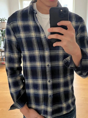 Flanellskjorta  - Säljer en skön flannelskjorta i ett mycket fint skick. Skjortan är i storlek M och han på bilden är 184. Hör gärna av er vid frågor!
