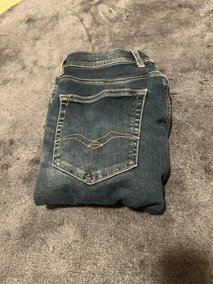 Mörkblå replay jeans - Väldigt snygga och sköna replay jeans. Jag är inte helt säker på modellen men jag tror att det är Grover och jag tror storleken är W31 L32 men är inte helt säker eftersom lappen är borta med informationen om det. 