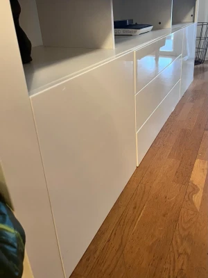 Tv bänk - Vit stilren TV-bänk/sideboard 200 cm med bra förvaring. Inga skador eller sår alls !   Soffbord/satsbord i marmorlook med kromade ben (2 st) ingår.  Allt i fint skick. Obs: de runda borden rör sig lite men går enkelt att fixa.  Säljes billigt p.g.a. flytt.   Hämtas i Malmö ! 