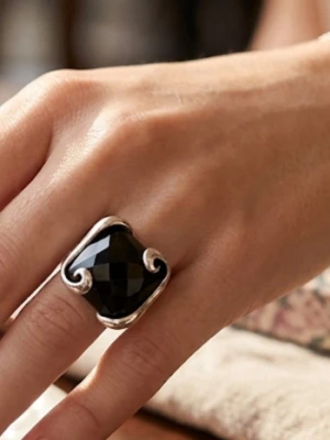 Ring 950 silver onyx sten  - Snygg och unik ring i silver med en stor, fyrkantig svart sten som har facettslipad yta. Ringen har dekorativa snirkliga detaljer runt stenen och en robust, bred ringskena. Perfekt för dig som vill sticka ut med ett statement-smycke.