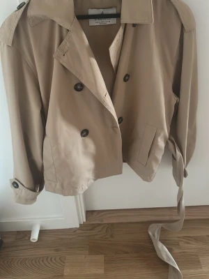 Trenchcoat - Snygg beige trenchcoat 