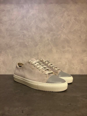 Axel Arigato Clean 90 - Säljer dessa Axel Arigato Clean 90. Klassisk låg modell med ton-i-ton snörning och diskret logga på sidan. Perfekta för en clean och stilren look. I mycket bra skick! Dustbag medföljer!