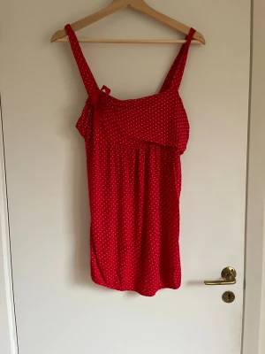 Rött linne  - I bra skick, lite nopprig 