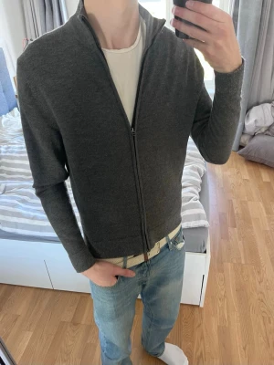 Merinoulls cardigan från These Glory Days - Snygg mörkgrå Fullzip från These Glory Days i 100% merinoull. Storlek M | Lite nipprig på vissa ställen men annars väldigt fint skick✅|