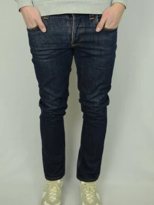 Nudie Grim Tim Jeans  - NUDIE JEANS Storlek : 33/34 - SE MÅTT Modell : Grim Tim Mått : A = 40CM - B = 100CM - C = 19CM Användning : Jeansen är i ett väldigt fint skick utan defekter Nypris : Cirka 1600SEK Modellen på bilden : 182CM och väger 77KG