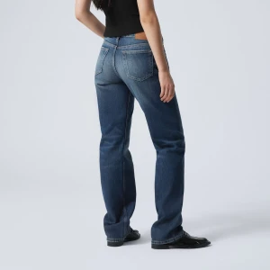 Weekday jeans - Snygga blå jeansbyxor med raka ben och klassisk femficksdesign. Jeansen har normal passform och subtila slitningar framtill för en avslappnad look. Perfekta till vardags och lätta att matcha med olika toppar och skor. I modellen ”Arrow low waist regular straight jeans” i färgen Mine Blue, endast testade. Super fina lite mer unika jeans! storlek 24/32, hör av er vid frågor❣️