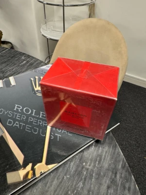 Narciso Rodriguez Rouge EdP parfym - Narciso Rodriguez Rouge Eau de Parfum i en elegant röd förpackning. Parfymen har en fyrkantig box med en intensiv röd färg och tydlig logga på framsidan. Perfekt för dig som gillar lyxiga och sensuella dofter.