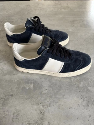 Mörkblå Valentinos - Fina Valentinos i mörkblå mocka. Skorna är sparsamt använda och i mycket gott skick, alla nitar är intakta. Självklart äkta. Det är endast skorna som ingår, kartong finns inte. 