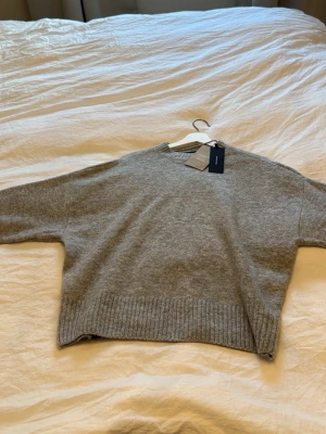 Stickad tröja  - Prislapp kvar, ej använd 