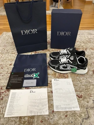 B 30 - Hej, säljer ett par stiliga svarta skor. skriv gärna privat för mer info🙏 !pris kan diskuteras!