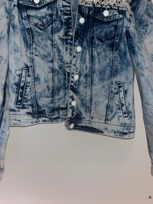 Acid wash jeansjacka med spetsdetalj - Cool acid wash jeansjacka från FB Sister i blått med lace på as snyggt till våren,kofta kan man ha under om man skulle vilja går runt med de.Säljer då den bara hänger i garderoben.💞
