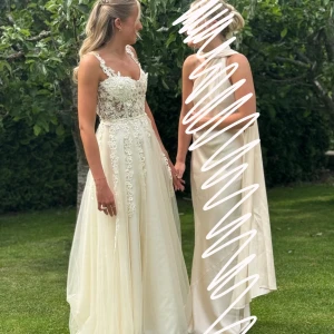 Ljusgul balklänning - En ljusgul lång balklänning med blommig spets och tyll nertill🥰💛Köptes på dressroom i Göteborg för 5500kr (modell: Heaven). Använd en gång och är kemtvättad efter det. Fodral medkommer och även prislapp. Tyllen har ett litet jack i sig men det är inget som syns på. Bara att skriva för fler bilder 🫶🏻Är i storlek 36 men passar även storlek 38!