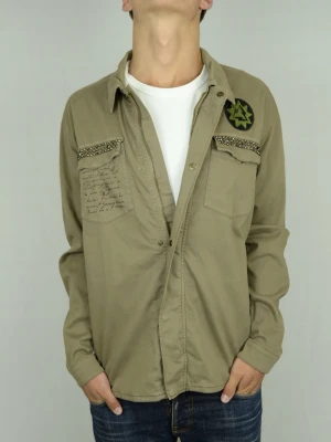 Mason’s overshirt  - MASON´S OVERSHIRT Storlek : XL Passform : Passar L Användning : Jackan är i ett väldigt fint skick utan defekter Nypris : Cirka 2000SEK Modellen på bilden : 182CM och väger 73KG