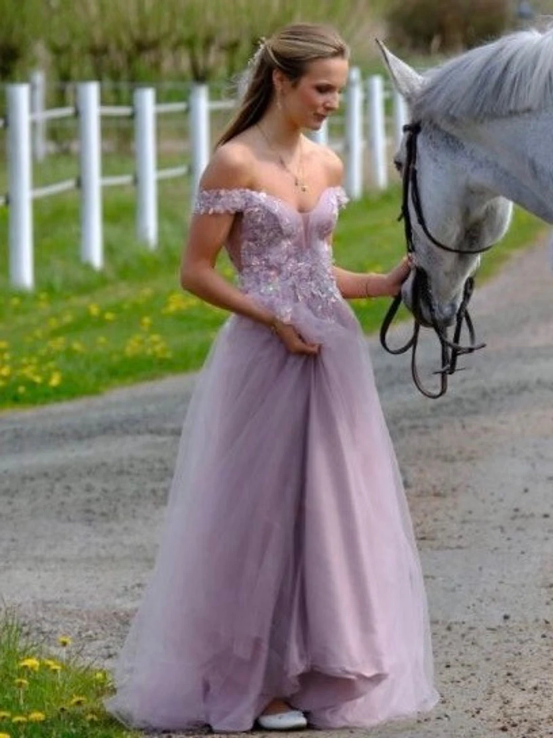 Ljuslila offshoulder långklänning/ Balklänning  - 1