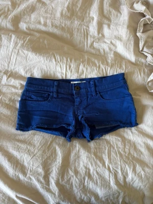 Lågmidjade blå mini shorts - Jätte söta lågmidjade mini jeans shorts från abercrombie! Perfekta för sommaren!