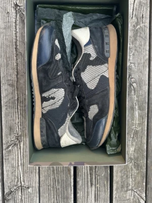 Valentino rockrunner  - Säljer dessa Valentina tockrunners för 999kr då skicket inte är i topp form Strlk 43. Kom dm om ni är sugna ♣️♣️