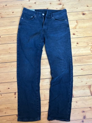 Mörkblå raka jeans - Snygga mörkblå jeans med rak passform och klassisk femficksdesign. Jeansen har normal midja och stängs med dragkedja och knapp. Perfekta för en avslappnad och stilren look. Köpta på H&M och har storlek 30/32. På bilden är jag 165cm