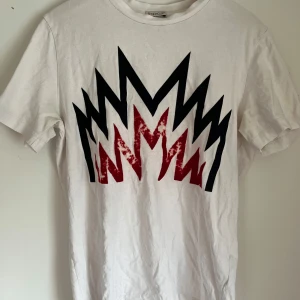 Moncler t shirt  - Säljer nu en rikigt skön moncler t shirt med mocca tryck. Storlek M men passar även L. Inte använd på länge. Pris: 249 kr. Skick 8/10. Pris ej hugget i sten. 