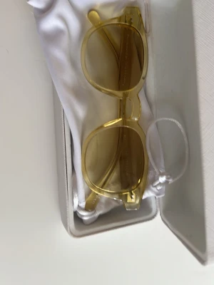 Gula chimi transparenta solglasögon - Snygga solglasögon med transparent gul båge och matchande tonade färger 