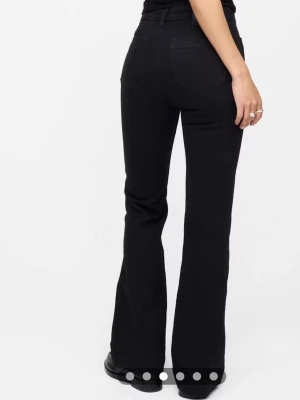 Svarta bootcut jeans från bikbok - Snygga bootcut jeans från bikbok med fickor där fram. Använt max 3 gånger. Super bekväma. Frågor om fler bilder? Skriv bara till mig så löser vi❤️