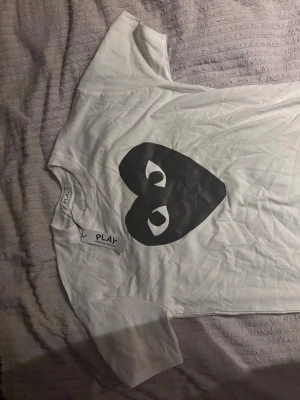 Commes des garcons T-shirt - Tja, säljer en sjukt snygg commes des garcons T-shirt. Den är helt ny pris lapp och påsen finns kvar. Skicket är 10/10. Storleken är M men sitter som en S typ. Priset kan diskuteras