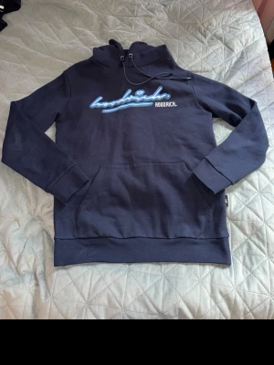 Hoodrich hoddie  - Snygg mörkblå hoodie från Hoodrich med stor magficka och huva. Som det syns på en av bilderna är materialet inuti supermysigt! 
