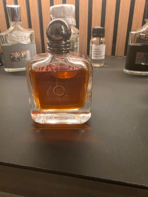 Emporio Armani Stronger With You Intense - Emporio Armani Stronger With You Intense är en elegant parfym i en fyrkantig glasflaska med rundad topp och mörk bärnstensfärgad vätska. Flaskan har silverdetaljer och tydlig logotyp framtill. Perfekt för dig som gillar exklusiva dofter. Lös kork ring av funkar perfekt 