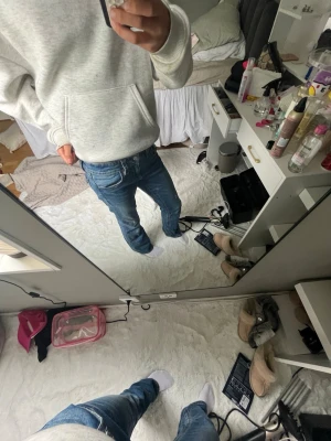Jeans från Gina tricot - Säljer ett par klassiska blå jeans med låg midja och rak passform. Jeansen har fem fickor och snygga slitningar för en avslappnad look. Perfekta till vardags och passar till det mesta. Materialet är denim i bomull.