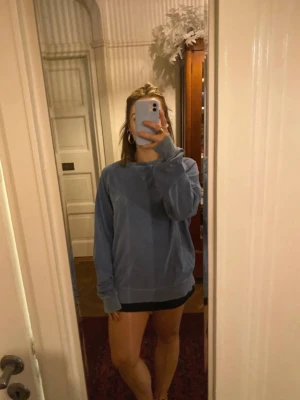 Ljusblå oversized hoodie - Säljer en ljusblå oversized hoodie från GANT med klassisk passform och långa ärmar. Hoodien har ribbade muddar vid ärmslut och nederkant. Perfekt för en chill och avslappnad stil. Materialet är bomull och känns mjukt och bekvämt mot kroppen. 