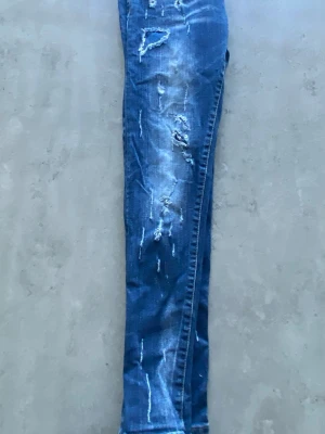 dsquared2 jeans - Säljer ett par blå dsquared2 jeans som är äkta 