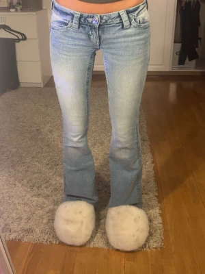 Ljusblå bootcut jeans - Säljer ett par ljusblå bootcut jeans med låg midja och klassisk femficksdesign🙌🏻