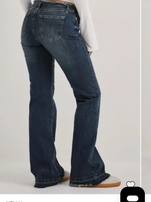 Mörkblå bootcut jeans med låg midja - Nelly jeans i storlek S