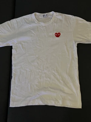 CDG t shirt  - Hej, nu så säljer jag min mycket fina CDG t shirt. Priset går att diskuteras vid snabb affär🤝