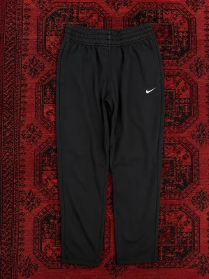 Svarta mjukisbyxor från Nike - Svarta mjukisbyxor från Nike some perfekta för bekväma outfits | skick 10/10 etiketten är fof på då mjukisarna har endast testats | storlek S men sitter mer som XS | pris går att diskutera vid snabbaffär / bundle köp! 🤝💯