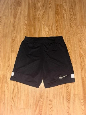 Svarta sportshorts från Nike - Tränings shorts från Nike som inte används mycket, storlek S herr