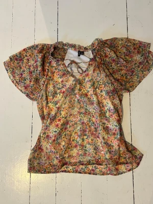 blommig blus - supersöt blus med blommor i färgerna  gul, rosa, grön och orange. perfekt för bla sommardagar, skoldagar och släktkalas💞