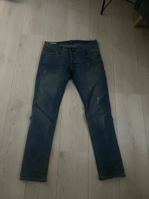 Jack and Jones jeans - Goa slim fit Jack and Jones jeans med slitningar, skick 8/10. Bara o skriva om ni har några frågor!